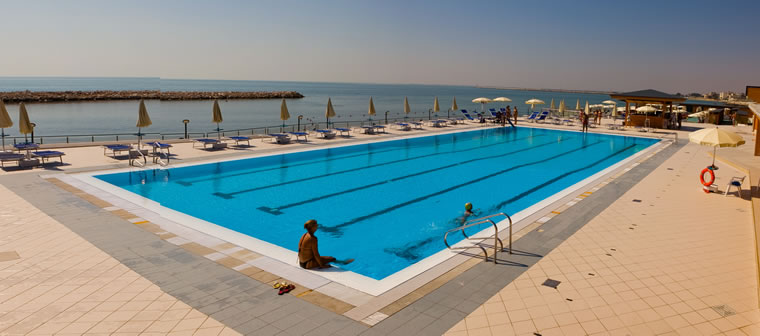 La piscina semi-olimpionica di Cala delle Sirene